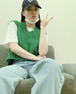 Niziu(ニジュー)マコ私服や衣装でいつもズボンなのはなぜ？怪我してる説も？